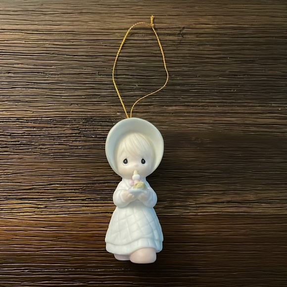 Precious Moments Share in the Warmth of Christmas Porcelain Ornament 1993 - Picture 2 of 14